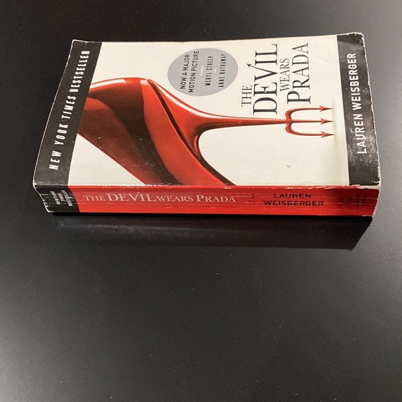 The Devil Wears Prada by Lauren Weisberger - Paperback Novel - Picture 3 of 5